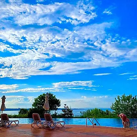 Summer Breeze Park Apartment, Santa Marina Village, Hotell Sozopol